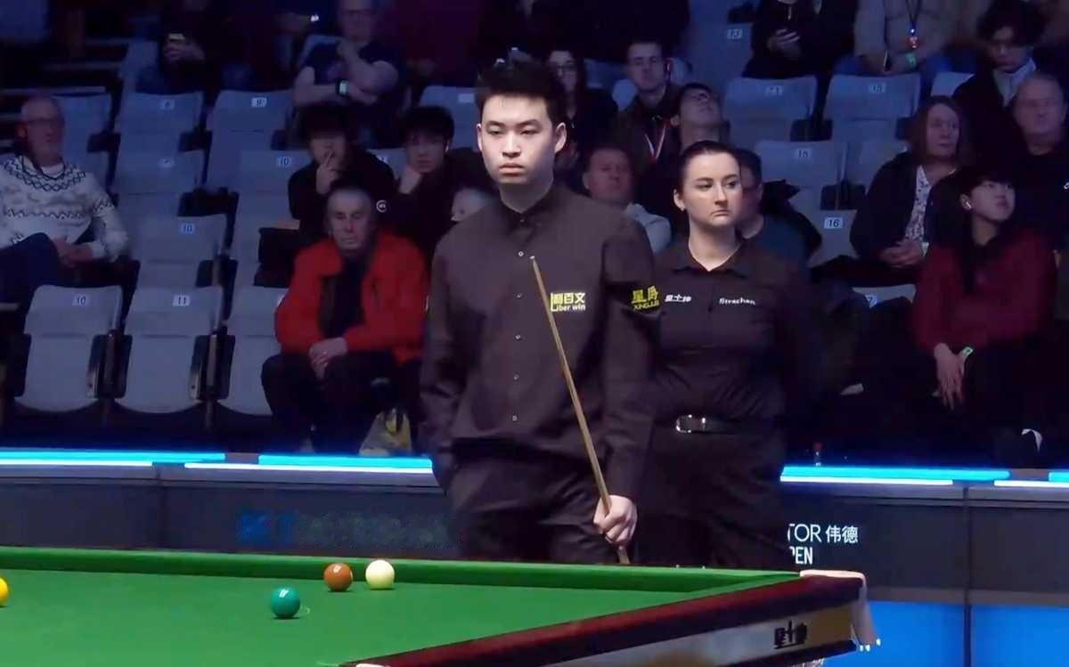 这比赛看得我手心全是汗。斯佳辉上来就猛，单杆136、50、84，3比1拿到赛点