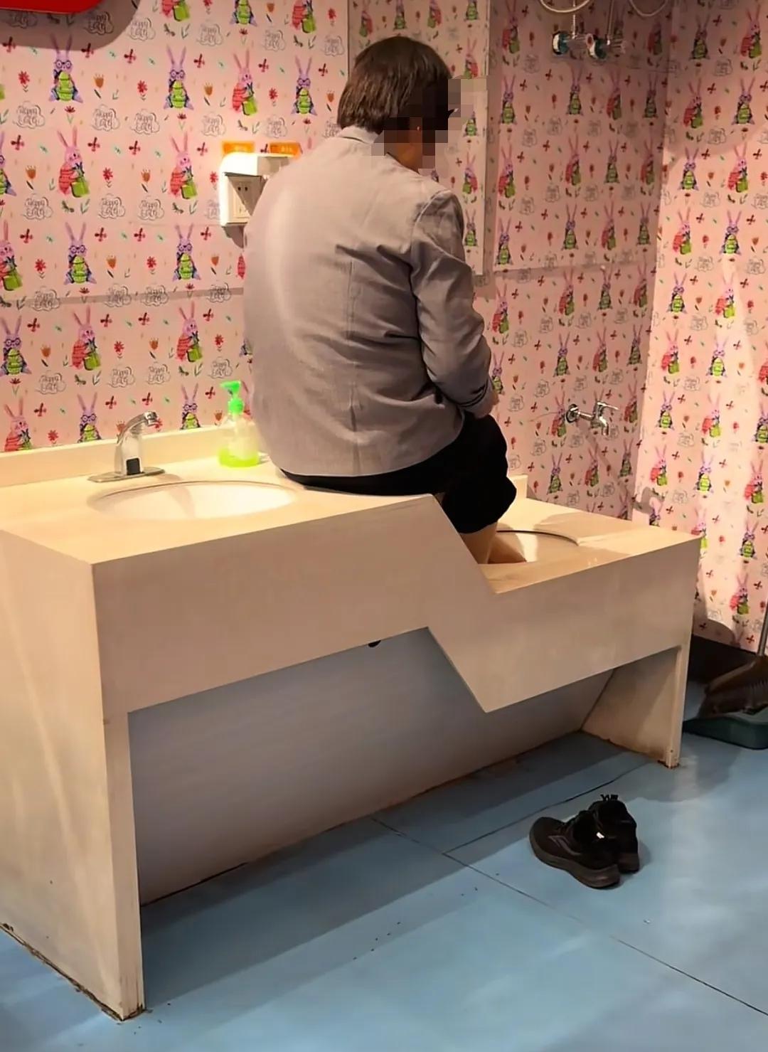 已经被辞退了！郑州东站，这位在母婴室洗手池上泡脚的保洁大姐，太不应该了！年纪也不