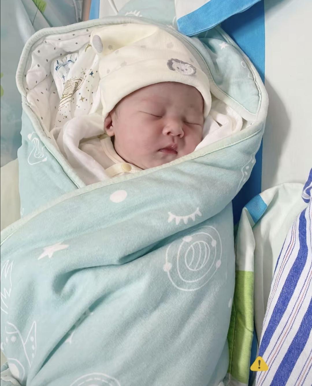 今天表姐生完娃，群里发一句“生了个建设银行！”，我盯着屏幕愣了三秒。旁边我妈立刻