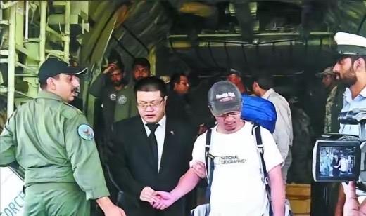 “中国人又怎么样？中国人老子一样杀。”这句话，是2013年6月23日凌晨，回荡在