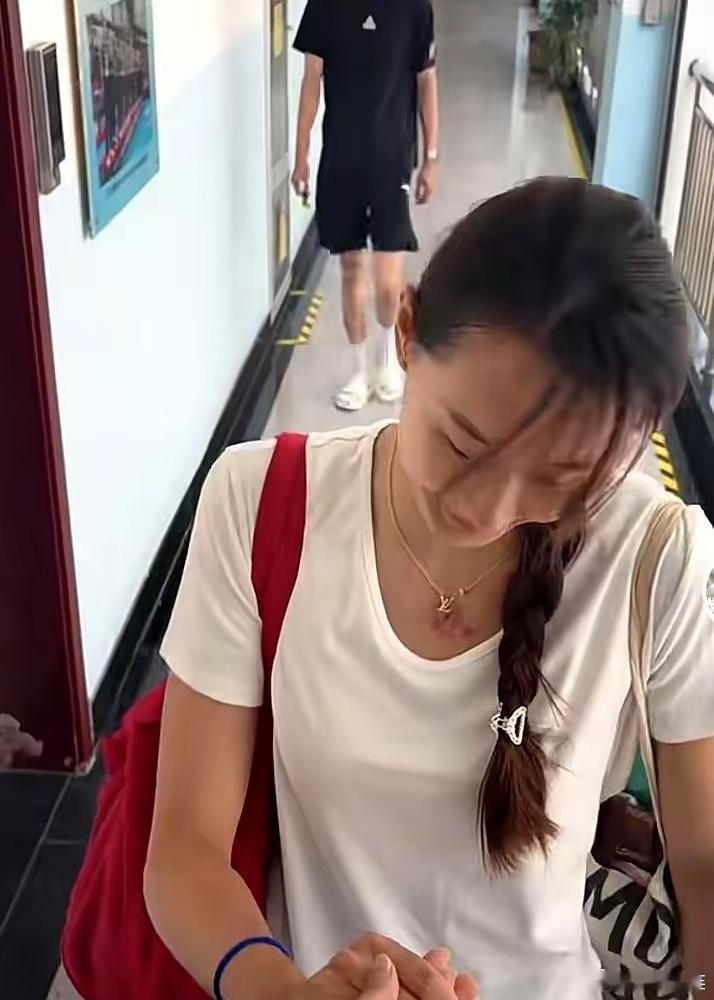 曾经的世青赛MVP、1米98的中国女排主力副攻杨涵玉，因为落选了近期国家队集训大