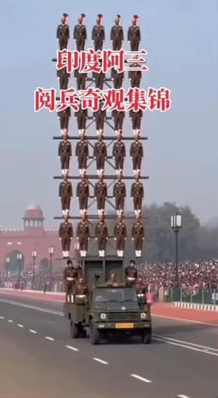 阿三的魔幻操作真是一波接一波！一印度大叔大半夜不睡觉，举着熊熊大火把对着太