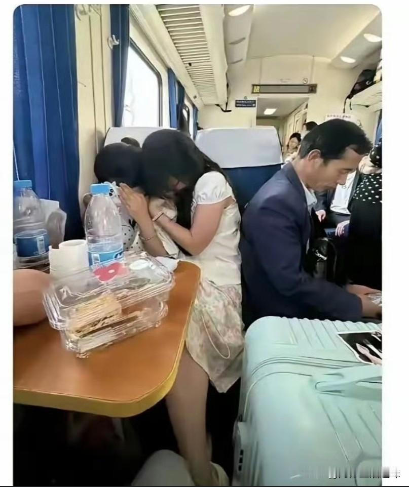 光看这张图，是不是也下意识以为两个女孩买的高铁座位，大叔故意挤过去一起坐？再看