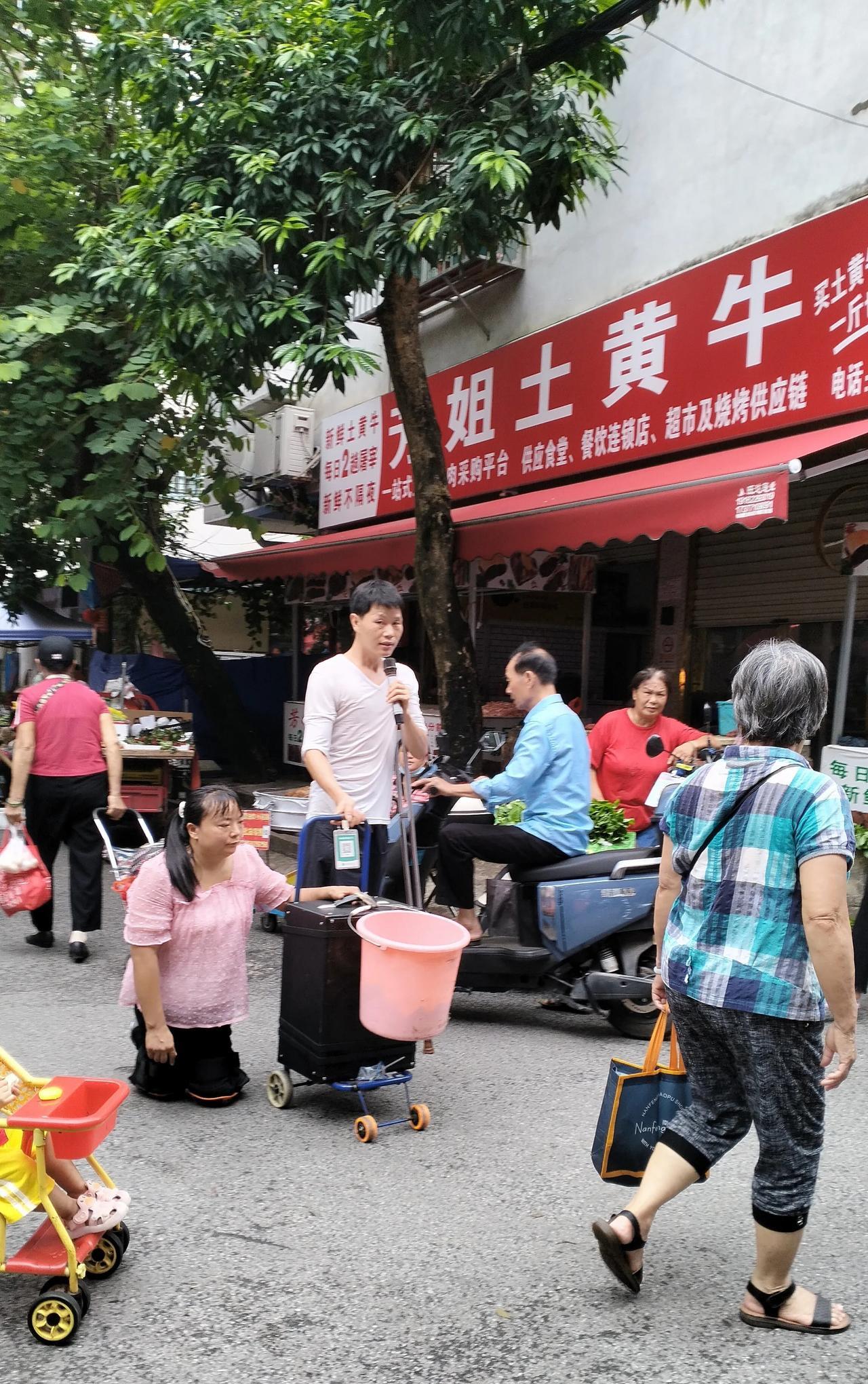 南宁边阳菜市场看到这一幕！心酸！夫妻俩都是残疾人，男的一条腿折了，女的双脚下肢