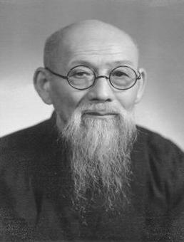 1931年，蒋介石在浙江视察，当着一屋子官员的面说：国难当头，大家要节约开支。话