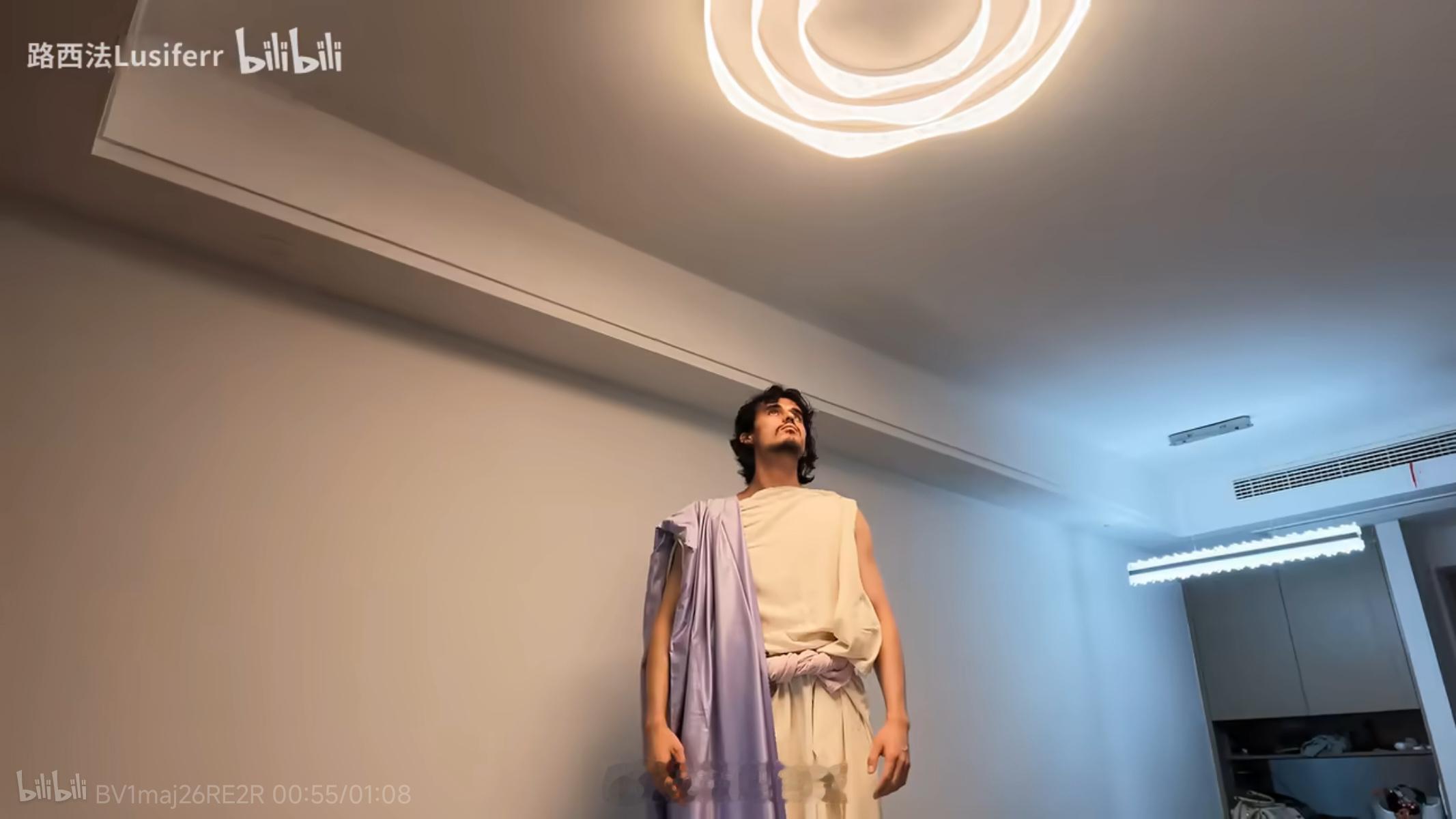 新疆小哥遇到喜欢搞歧视的老外，直接带上荆棘王冠，把老外吓坏了迷惑行为大赏