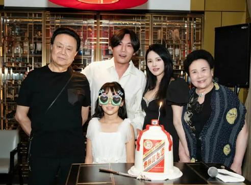秦昊47岁生辰，伊能静晒全家福甜蜜庆生，幸福满溢超有爱近日，伊能静在社交平台上