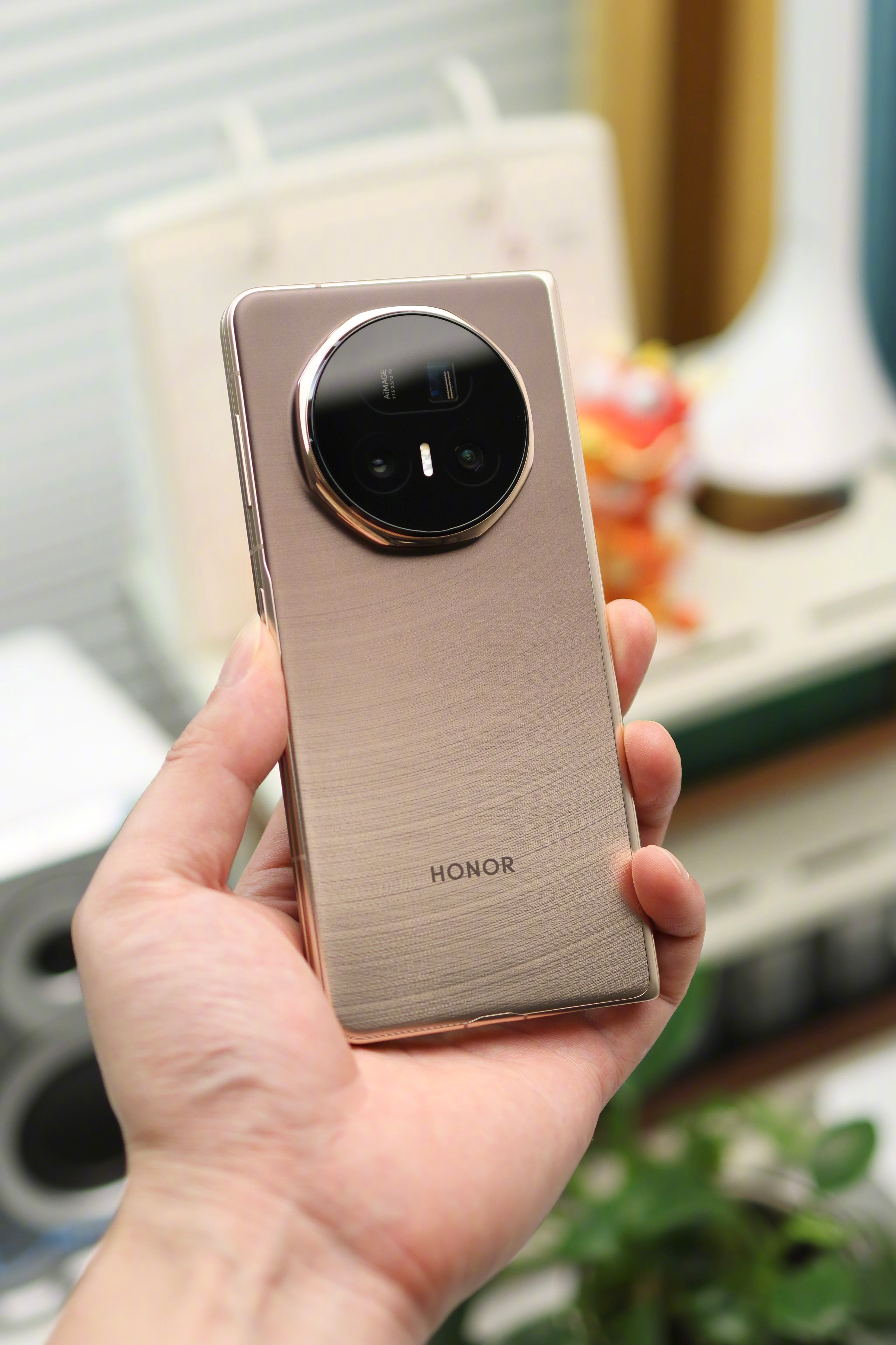 荣耀MagicV6已正式入网，预计将于2026年3月1日在MWC全球首发。Ma