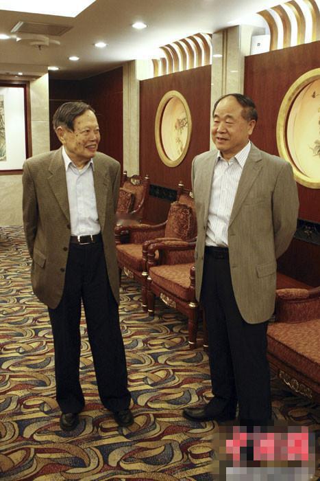 杨振宁生前和莫言的一张合影，杨振宁真是人老神气足。他望向莫言的眼睛哪像一个年已过