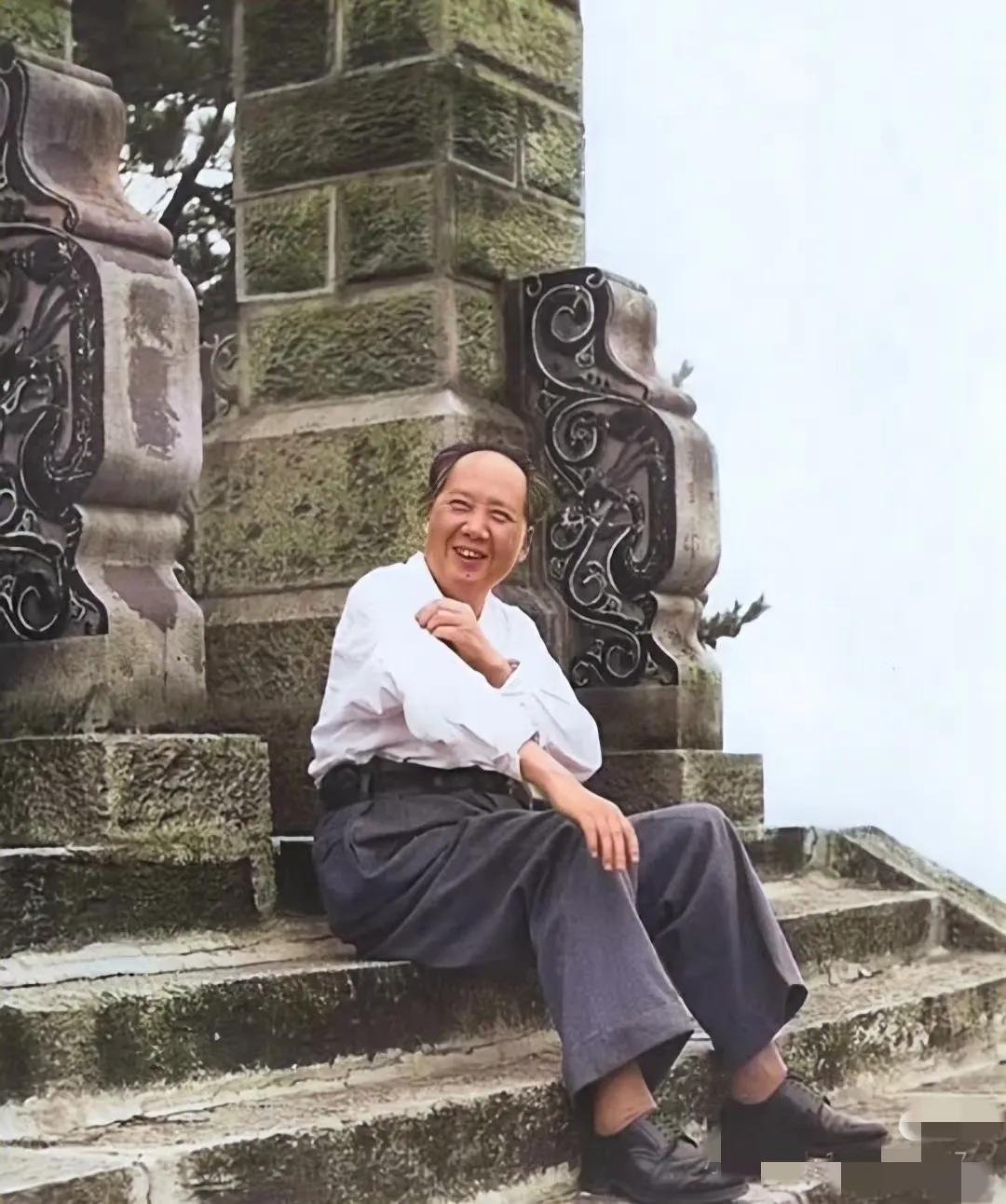 第一次，目光落在这张毛主席的照片上。他就那样随意地坐在一处朴素的台阶上，