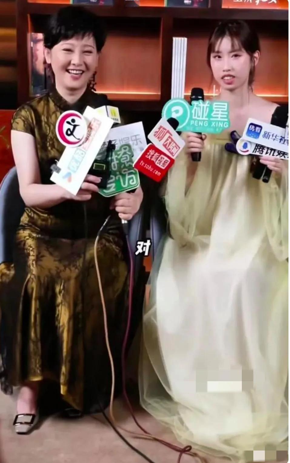 徐帆与女儿冯朵同框亮相：身着一袭旗袍的徐帆珠圆玉润，皮肤白皙，笑容满面；女儿胖瘦