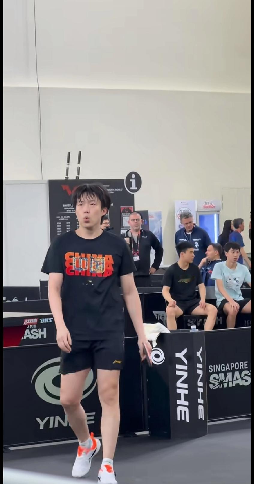 王楚钦新加坡训练名场面：兜里藏球，效率拉满✨WTT新加坡大满贯的训练馆里，