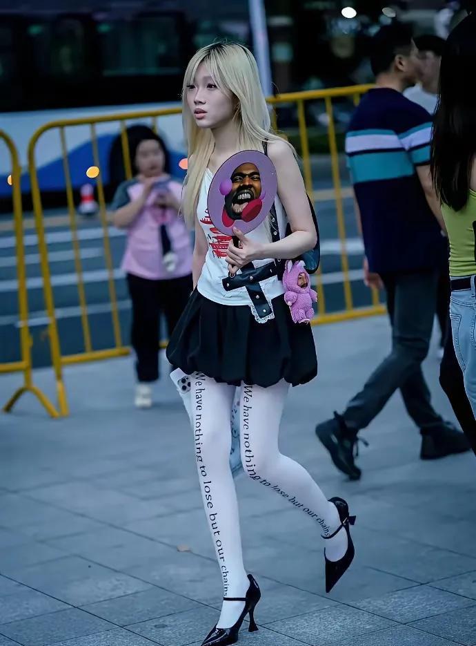 去上海看侃耶演唱会人们的装扮他们认为自己这样打扮很潮，跟美国潮流接轨！美国最