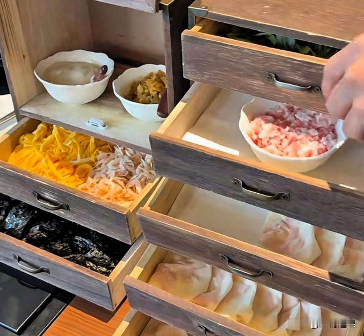 28元两颗馄饨，一颗14元！上海“馄饨刺客”到底在割谁的韭菜？说实话，刚刷到这条消息的时候，我差点把