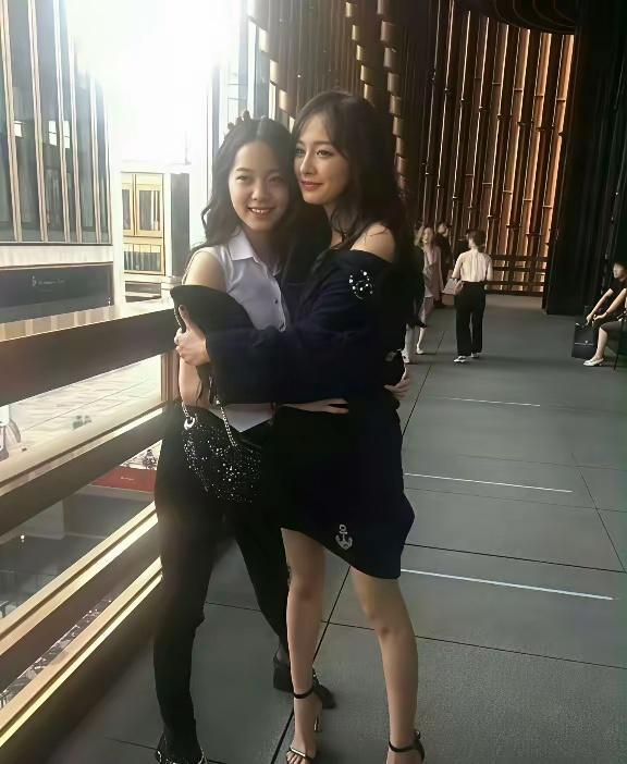 杨幂大学上形体课照片，终于知道了杨幂以前为什么叫杨不修，拍出的生图根本不用修