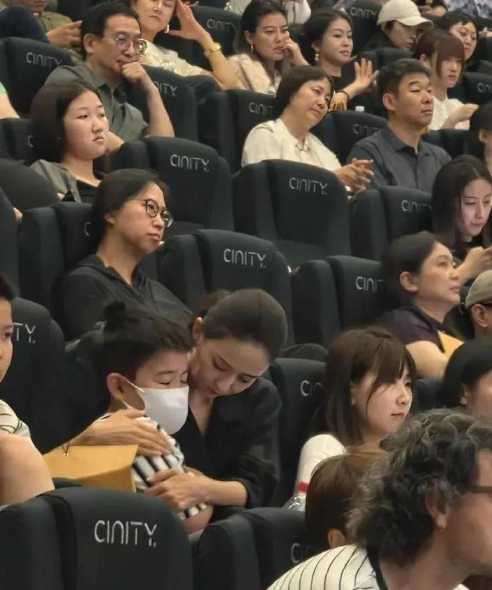 佟丽娅带儿子去看了《南京照相馆》首映，小朋友有点不适应，可是是有点难过，佟丽娅全