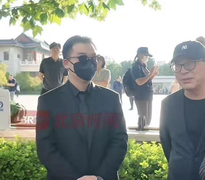 唐师曾儿子正面照首曝光，和父亲年轻时一模一样。8月27日上午，著名战地记者唐师曾