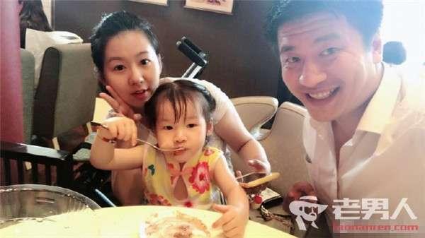 张雪峰一家三口，妻子漂亮，女儿像极了他。有钱如他，只生了这么一个宝贝女儿。