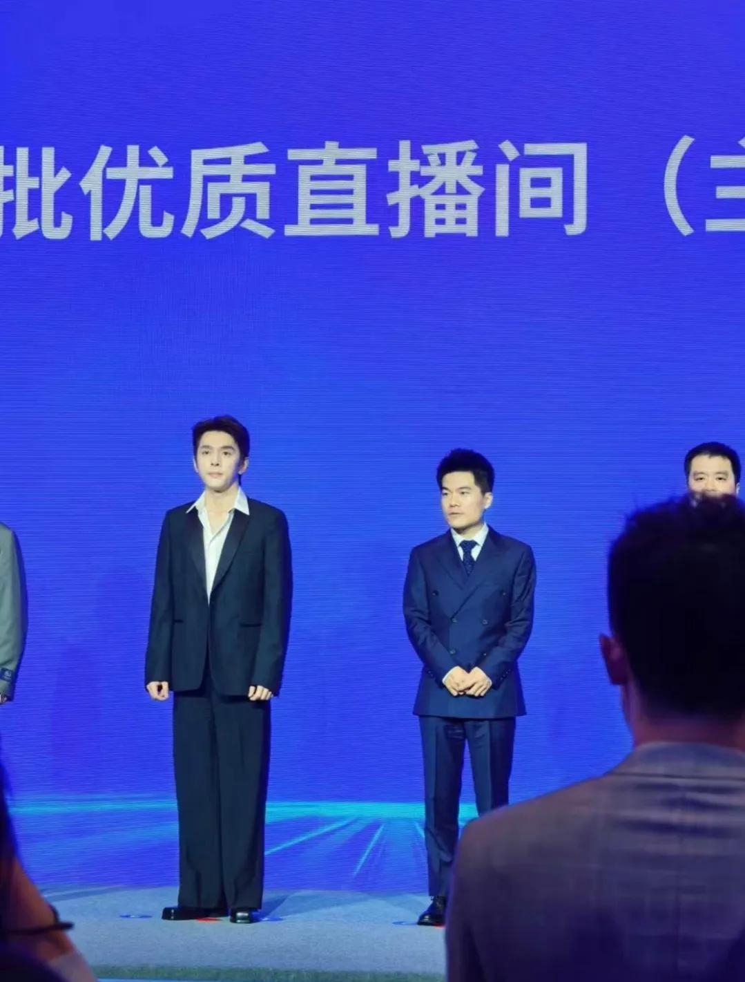 董宇辉和李佳琦同框引热议。昨天（6月10日），董宇辉和李佳琦在合肥出席活动，