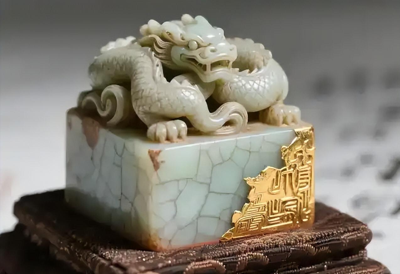 一枚玉玺要盖下去，得动用十几个人。不是签个字、按个手印那么简单。是真要把一块玉