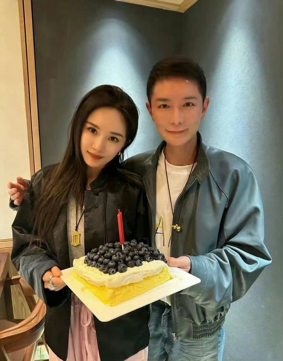 刘冲杨幂张小斐聚会，看来三个人的关系很好了！友谊长存哦​​​