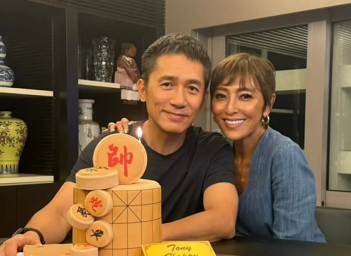 梁朝伟和刘嘉玲在一起的时候，他总是有一种“被迫营业”的状态，图一是朋友给他庆生，