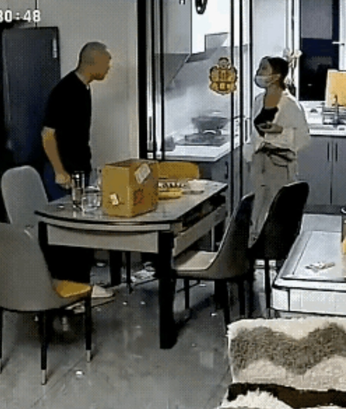 我看是儿媳妇的问题：1.老公公正吃饭呢，儿媳妇就在饭桌旁一边教训孩子，一边摔摔