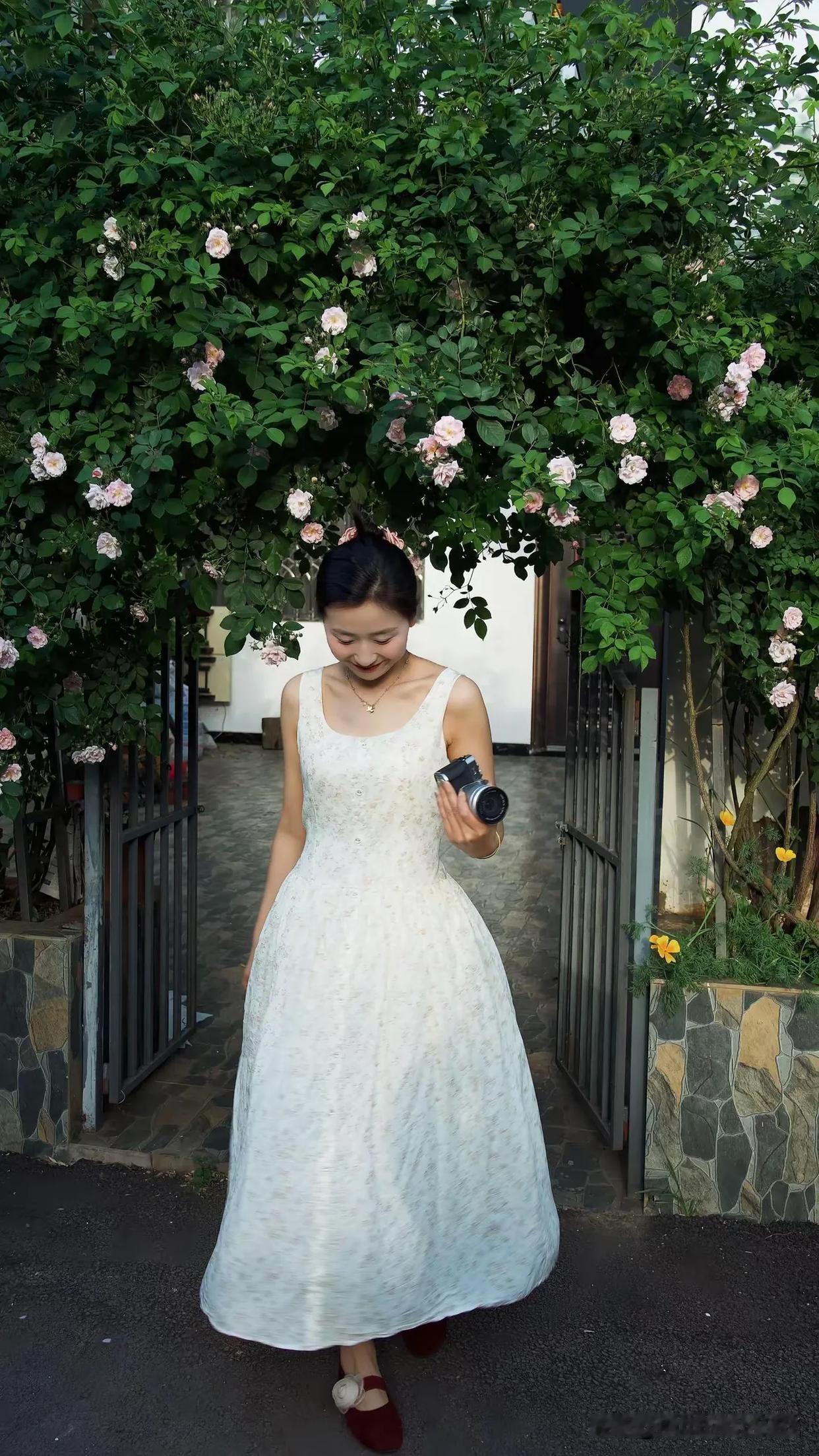 “花径入深巷，芳菲映美人”，多美的画面。就像庐山花径公园，青石板路两旁桃枝繁花如