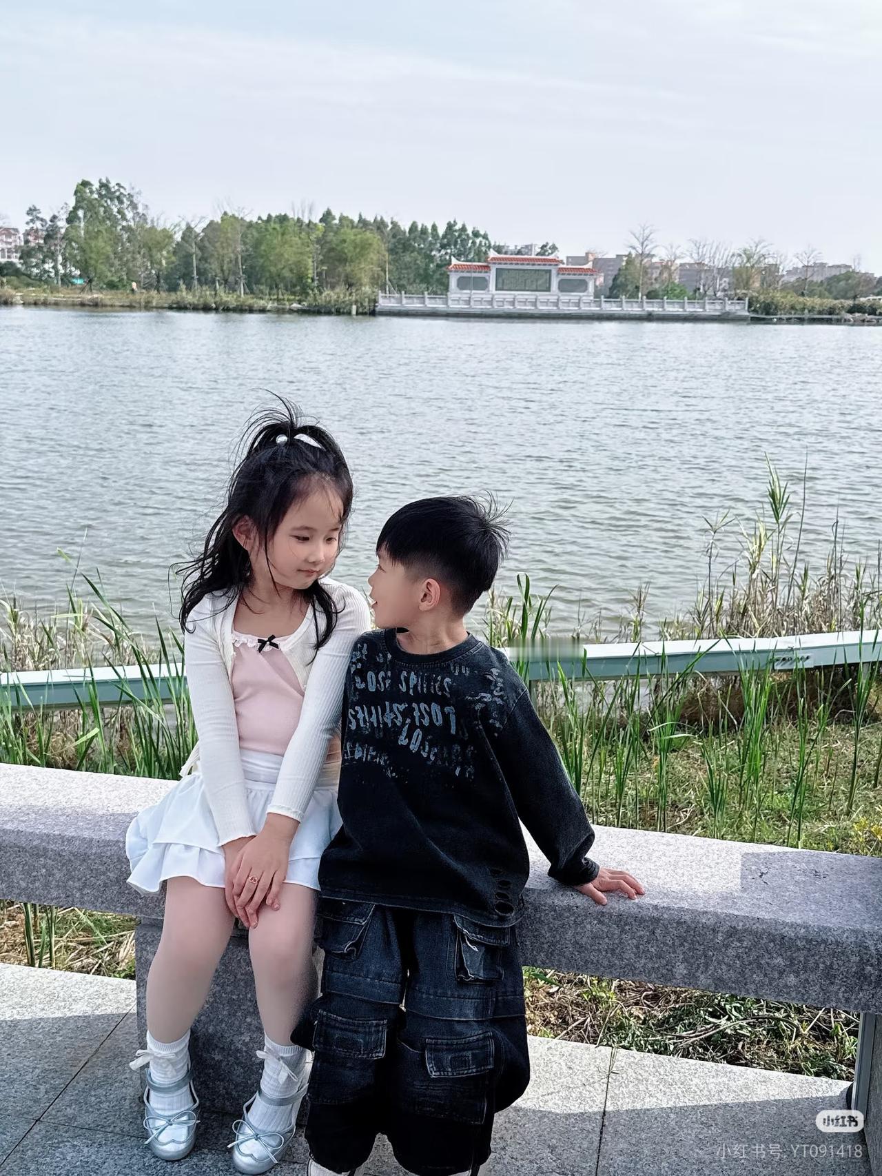 再不开学，我真的快要熬崩溃了！昨晚姐弟俩抢电视吵架，越骂越离谱。姐姐先骂
