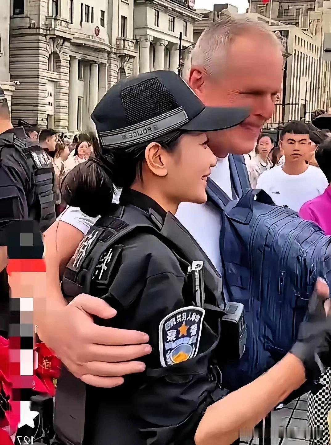 别再骗自己什么西方热情了，上海外滩合影这件事，我真的看懵了！全网几乎没有一个人