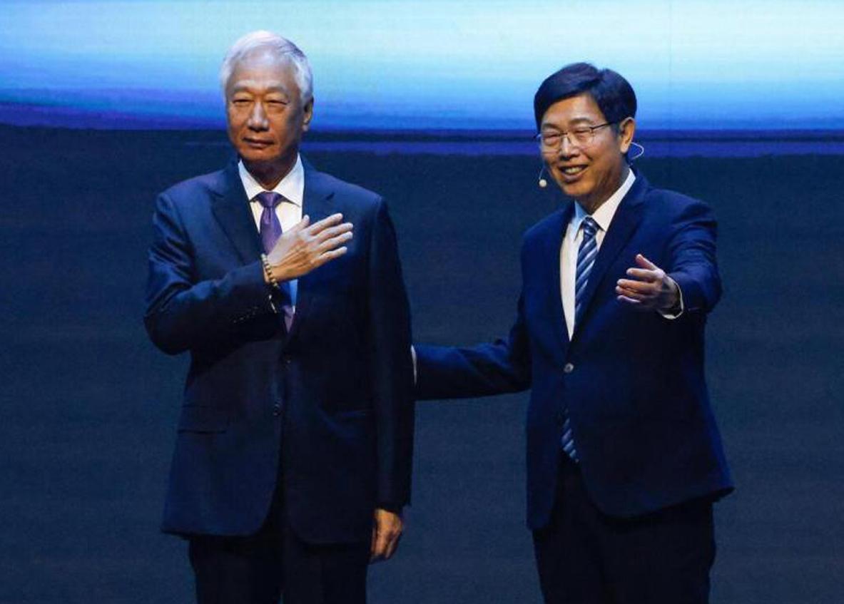 久未露面的富士康创始人老郭，没想到头发全白了，看上去好衰老，真的是岁月不饶人。近