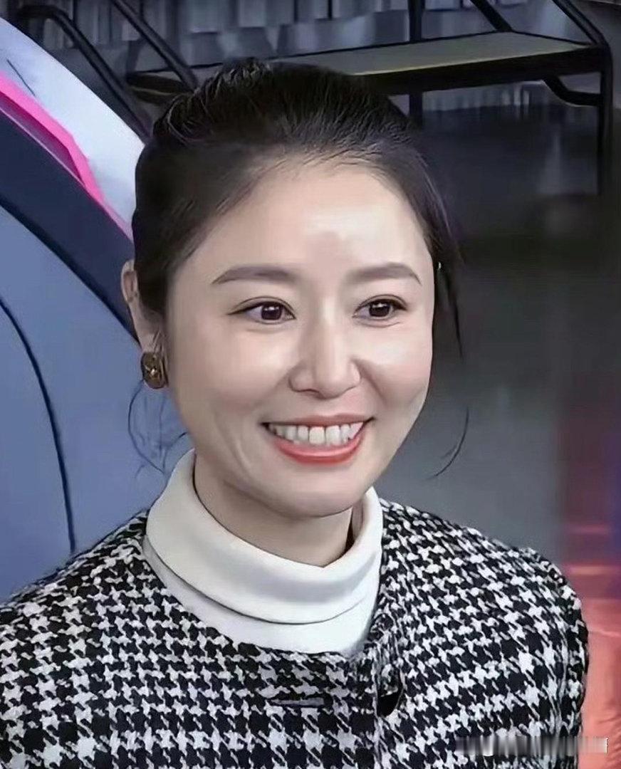 林心如50岁生图曝光，原相机下皮肤紧致，温婉气质看着宛如三十岁模样。