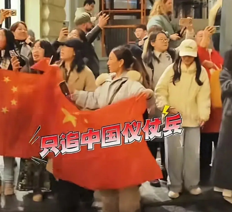 这一幕太令人感动了！受邀到俄罗斯参加阅兵的中国三军仪仗队亮相莫斯科街头，一边