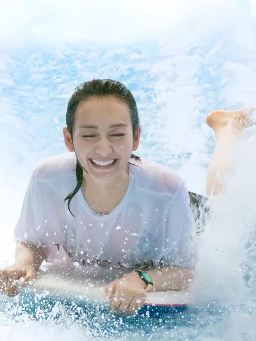 王鸥玩冲浪板衣服都湿了