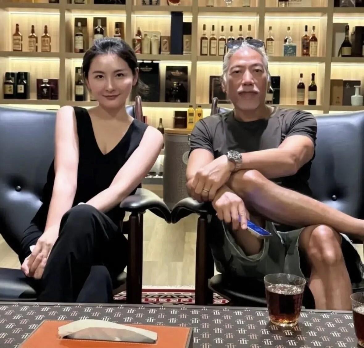 当年很多人不敢跟他在一个桌子上吃饭，现在老了，白发苍苍的他反而面相变得和善温柔了