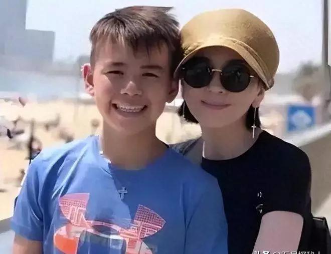 有些星二代本有大好前程，却被畸形母爱毁了。董洁和潘粤明离婚后独自抚养儿子，她的爱