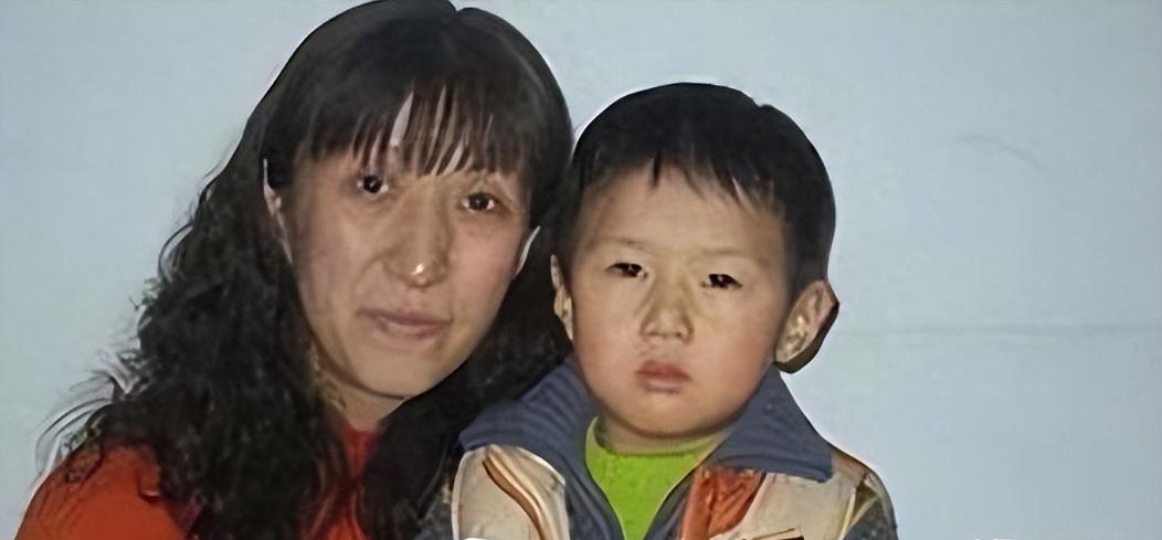 原来他是赖亚文儿子，名字饱含深意，与母亲关系生疏，现已上大学。因为母亲长期随