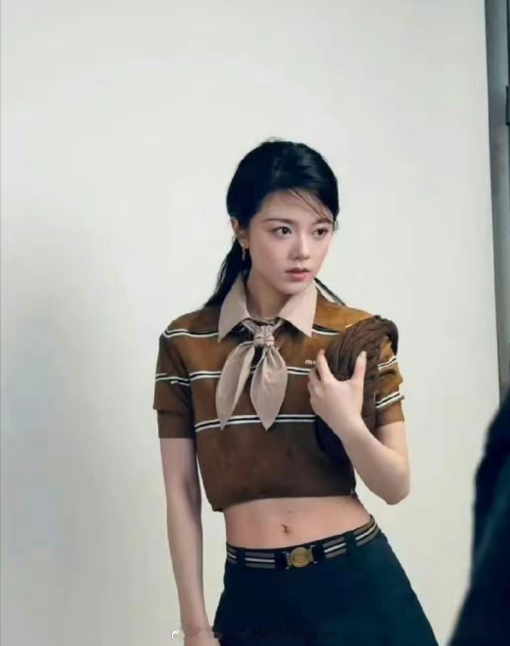 原来赵今麦腹部有一颗痣，怪不得从不穿漏脐装，确实有点尴尬​