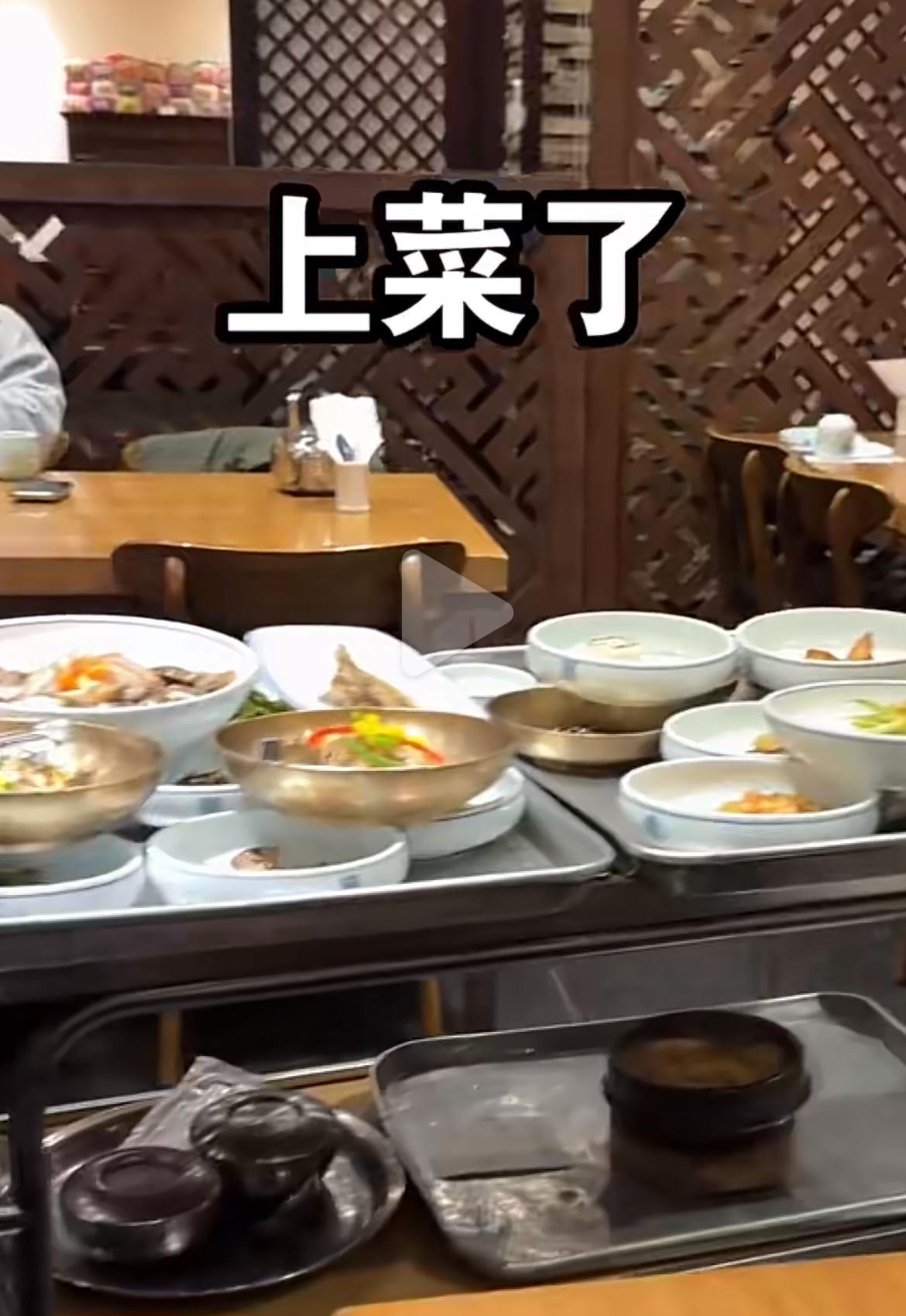 博主花了十几万点了两份韩国国宴套餐，上来几十盘菜，看着确实挺丰盛的，但是每一碟都