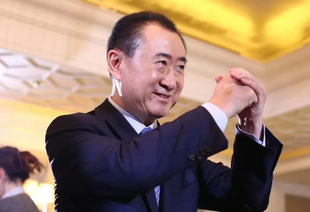 王健林买回一座万达广场，万达集团打响反击第一枪。两年卖掉80多座万达广场筹钱还债