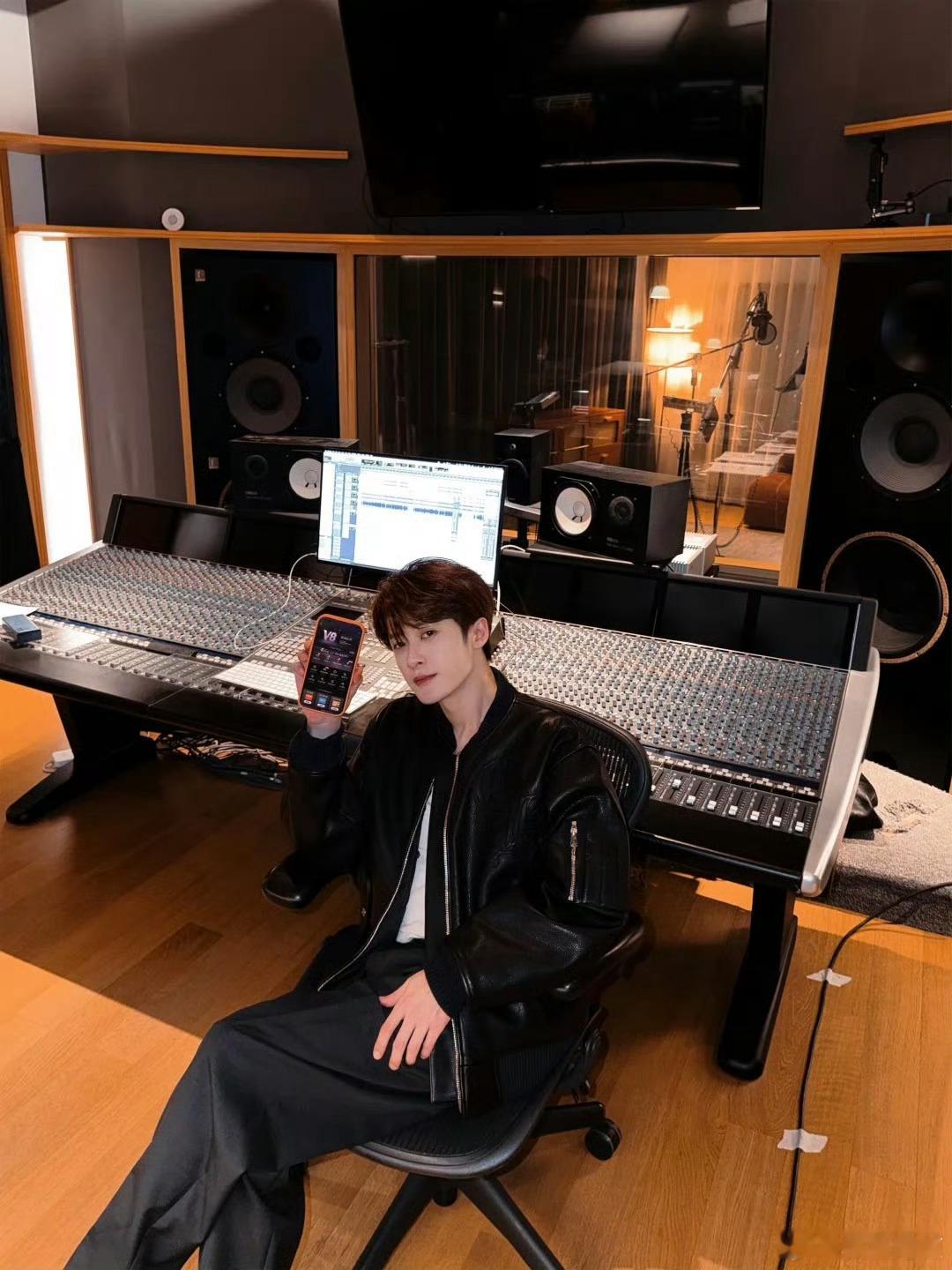 檀健次皮衣造型还是很出圈的，不过这个电影最近每次上热搜都是在薅着人家檀健次的热度