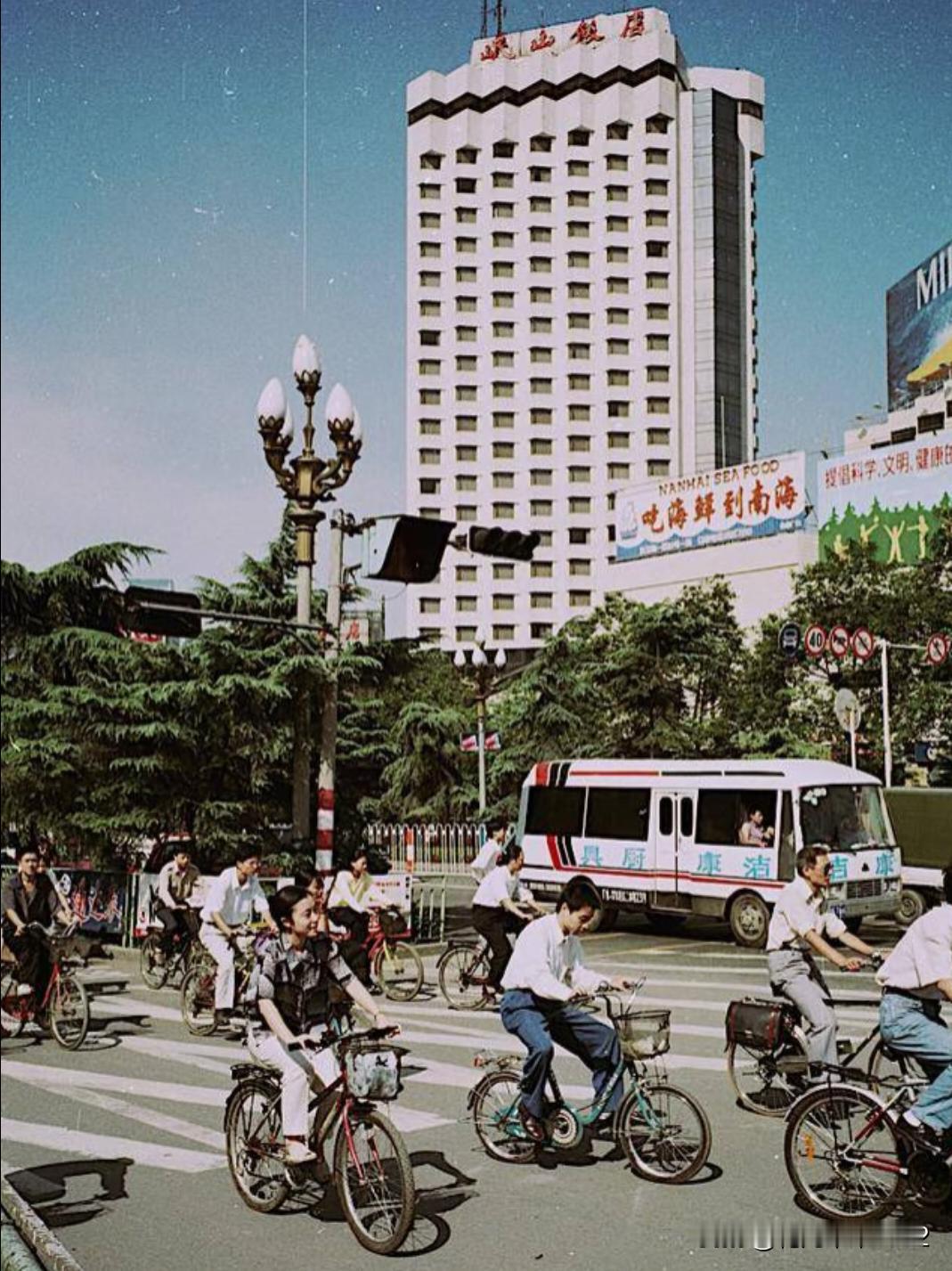 1990年代的成都市区九十年代的成都，是裹着市井烟火的慢时光。府南河还未彻