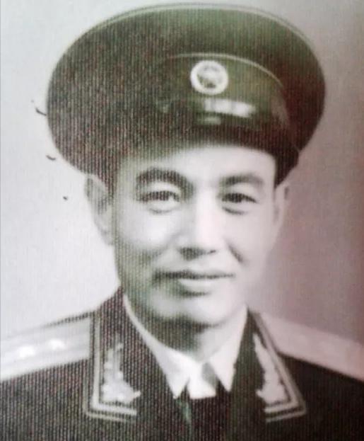 1944年8月，日本兵突然将看守所的大门打开，翻译官对着9名八路军战士说：火车就