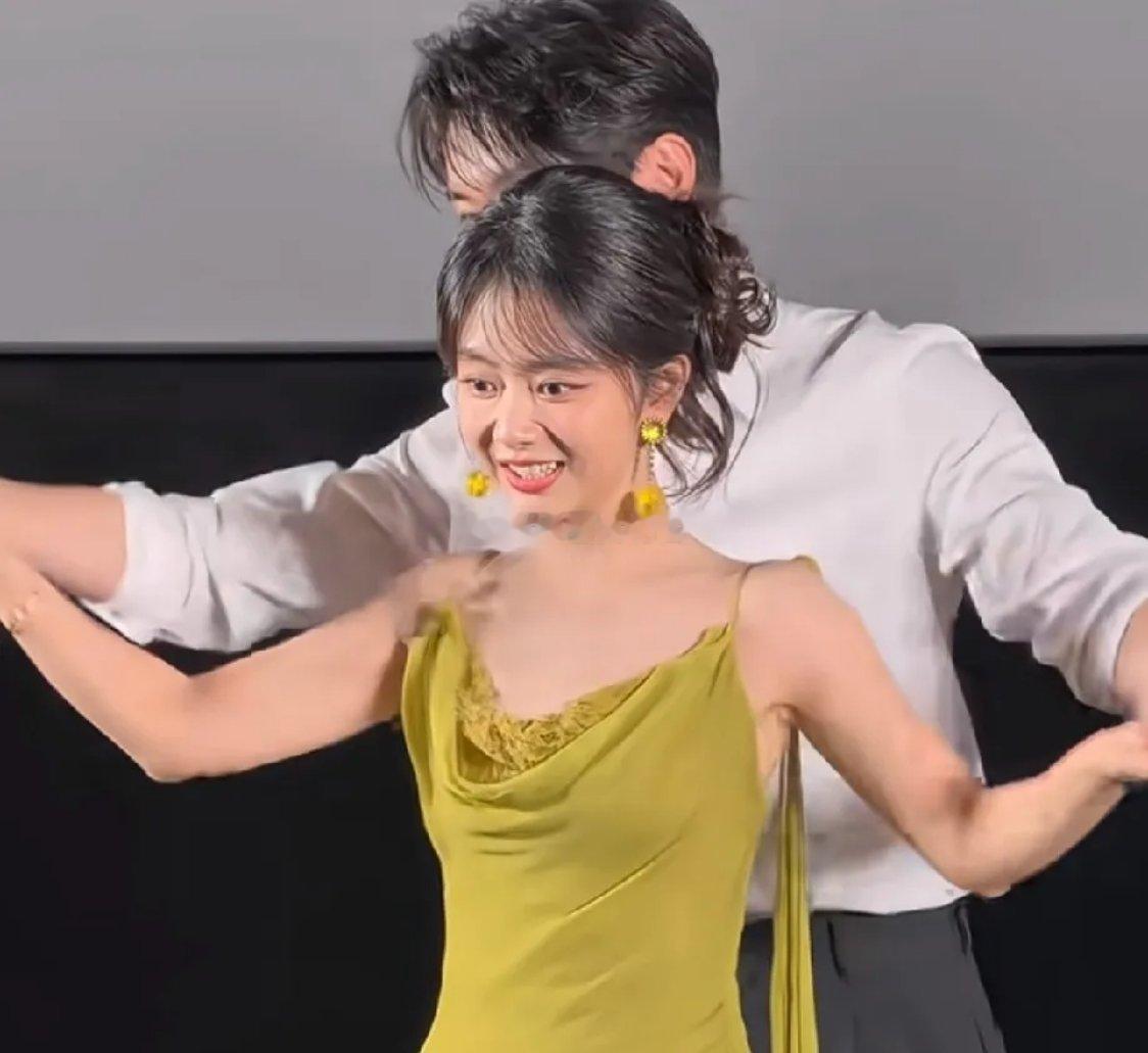 果然演员和演员之间是有磁场的，刘学义之前搭了吴谨言，鞠婧祎，彭小苒，这么多当红女明星，最火的却是跟谭