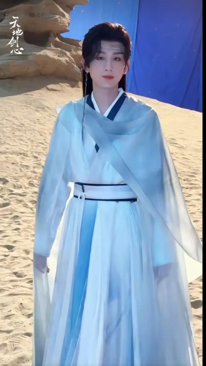 《天地剑心》官抖评论区网友说：“听说西西域来了个美人”，官方就调侃说“听说小甜心