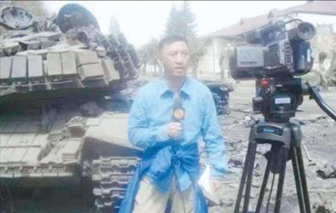 1999年，一个俄罗斯特种兵，为了保护中国战地记者卢宇光，不幸牺牲。为了报恩，卢