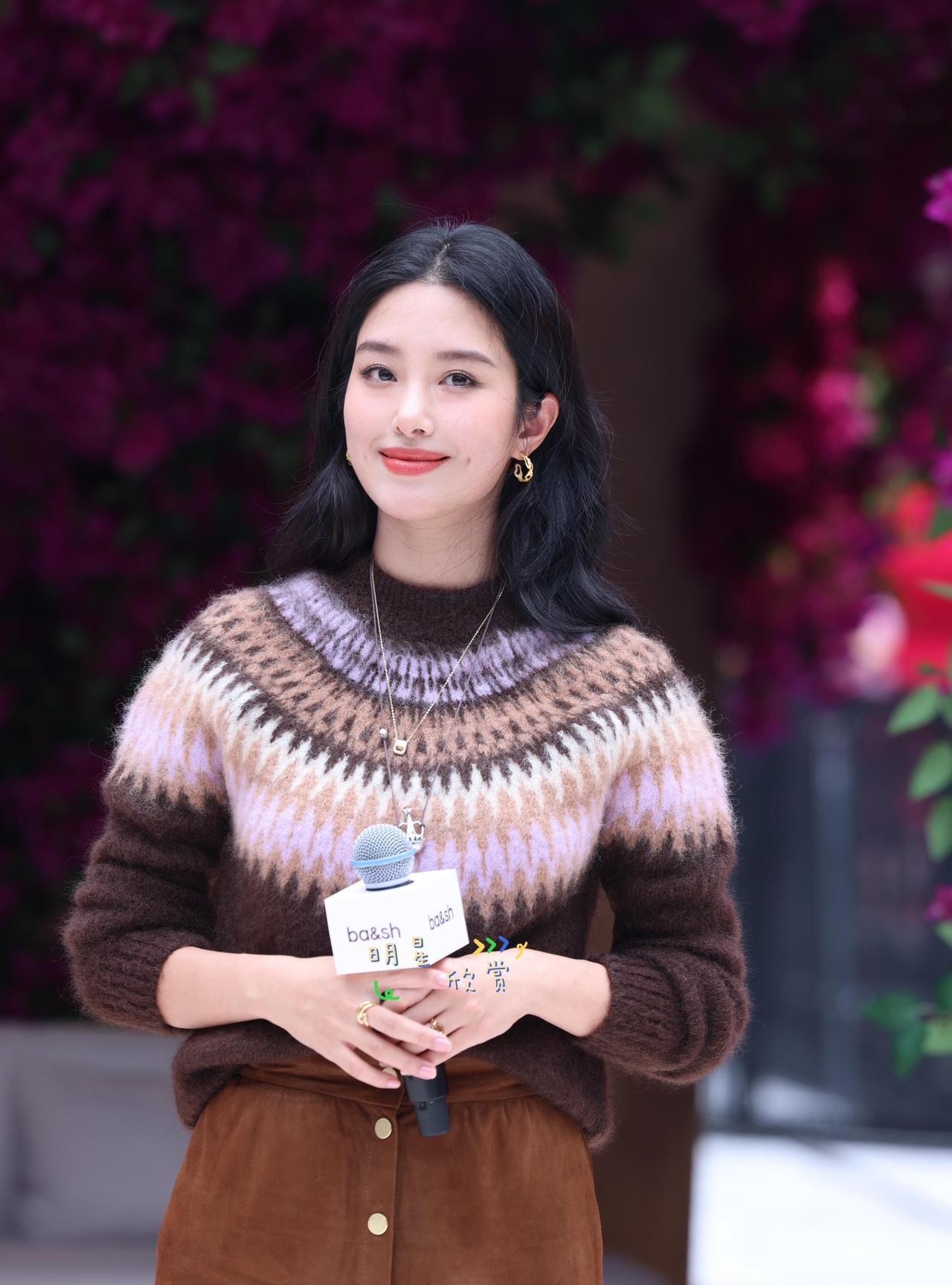 杨采钰八成遭豪门退货了，不然她为什么这么拼？前脚刚生完孩子，后脚就出来做活动