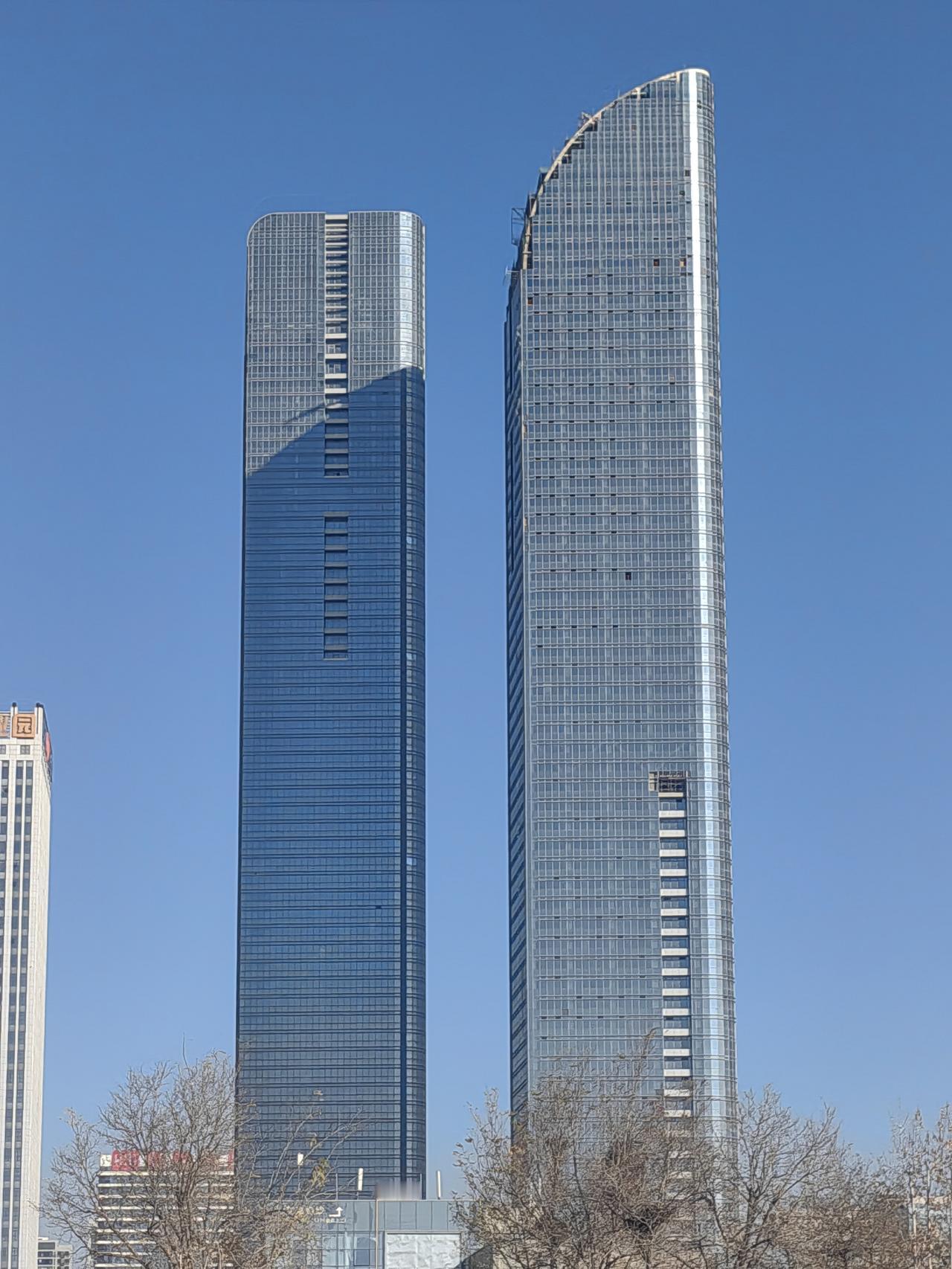银川阅海湖的风景，不同季节各有千秋。冬日清晨，太阳斜照，阅海湖宛如镶嵌在大地上