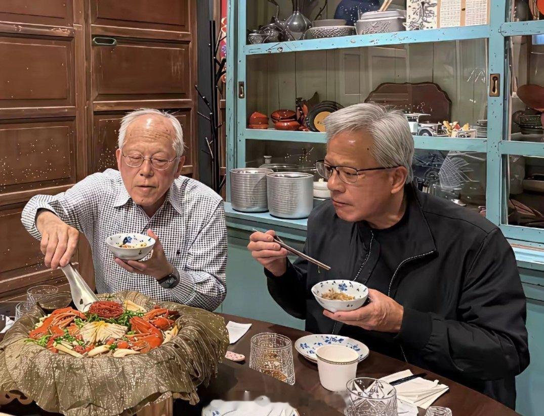 灯光温柔的餐厅里，黄仁勋与年迈父母围坐一桌。96岁的父亲黄兴泰虽已满头白发，却精