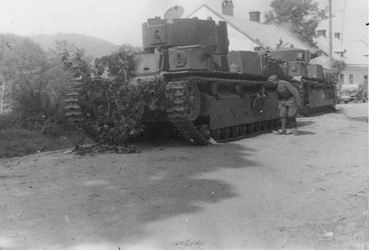 被遗弃的钢铁怪兽——1941年，东线。苏军西南方面军第4机械化军的2辆T